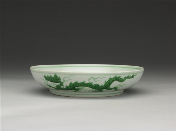 白瓷綠彩雲龍紋盤