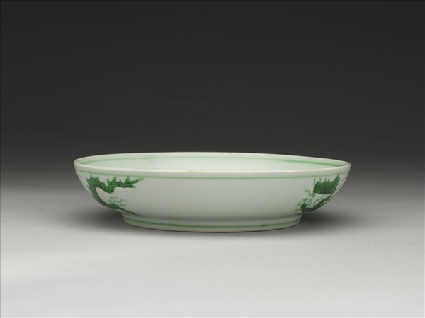 白瓷綠彩雲龍紋盤