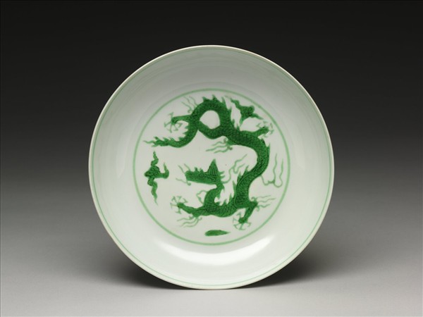 白瓷綠彩雲龍紋盤