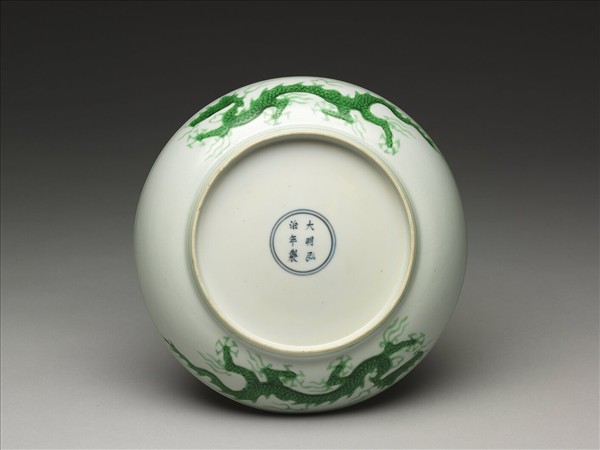 白瓷綠彩雲龍紋盤