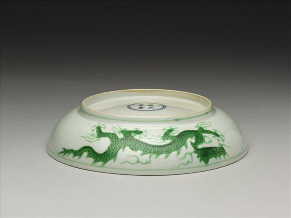 白瓷綠彩雲龍紋盤