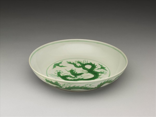 白瓷綠彩雲龍紋盤