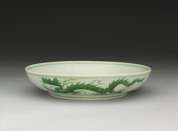 白瓷綠彩雲龍紋盤