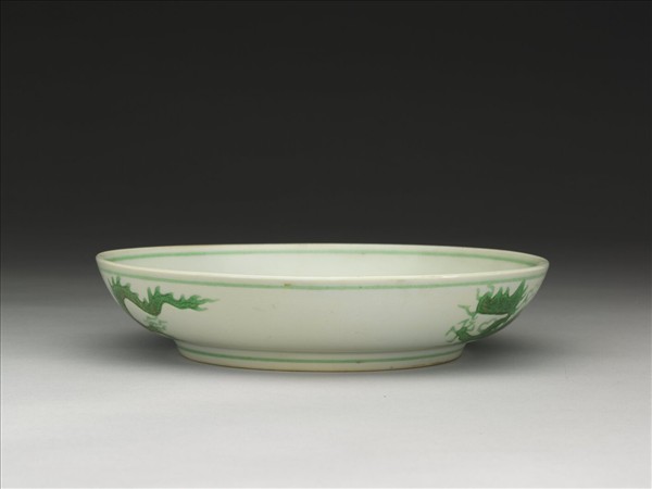 白瓷綠彩雲龍紋盤