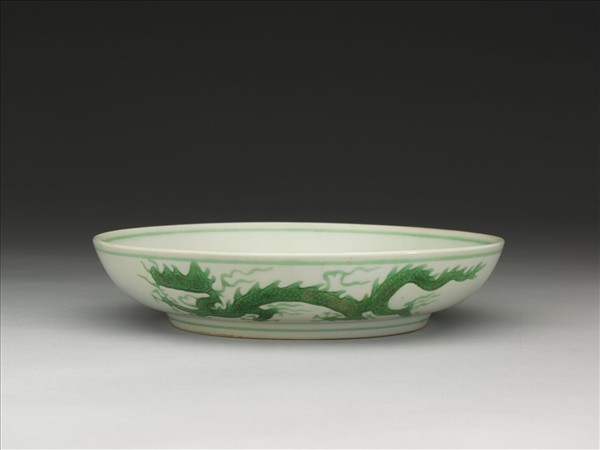 白瓷綠彩雲龍紋盤