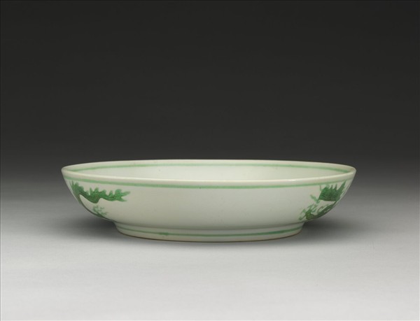 白瓷綠彩雲龍紋盤