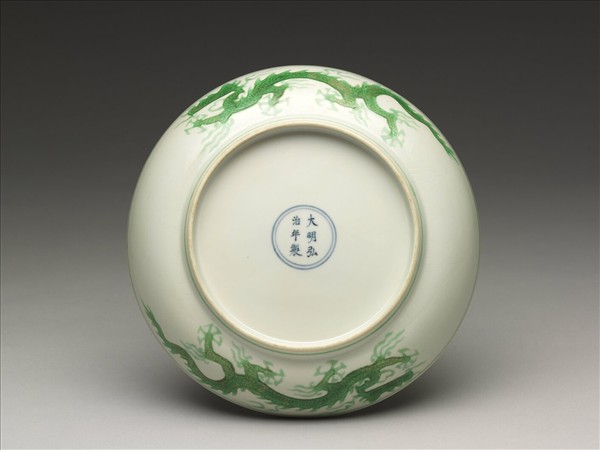 白瓷綠彩雲龍紋盤