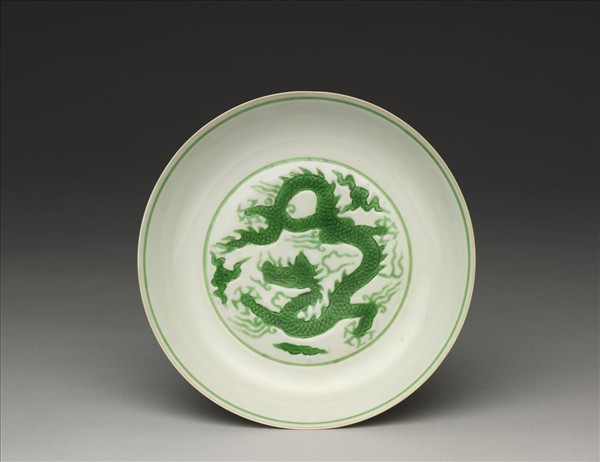 白瓷綠彩雲龍紋盤