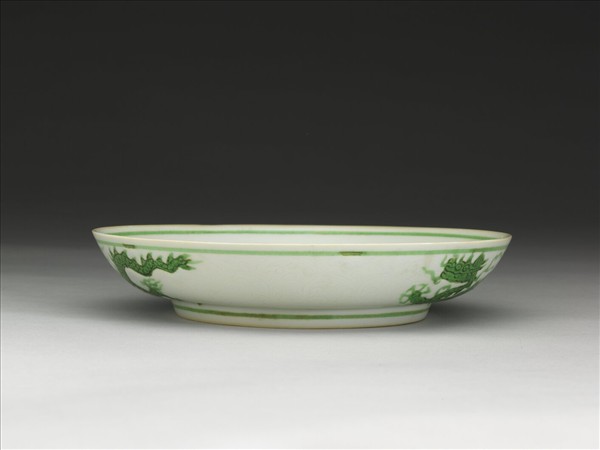 白瓷綠彩雲龍紋盤