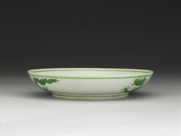 白瓷綠彩雲龍紋盤