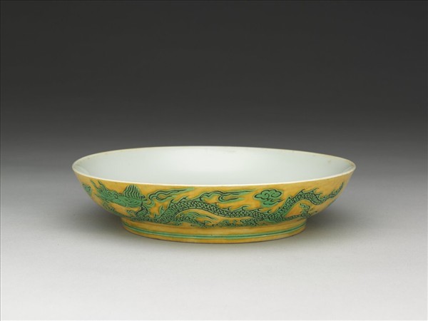 嬌黃綠彩雙龍戲珠紋盤