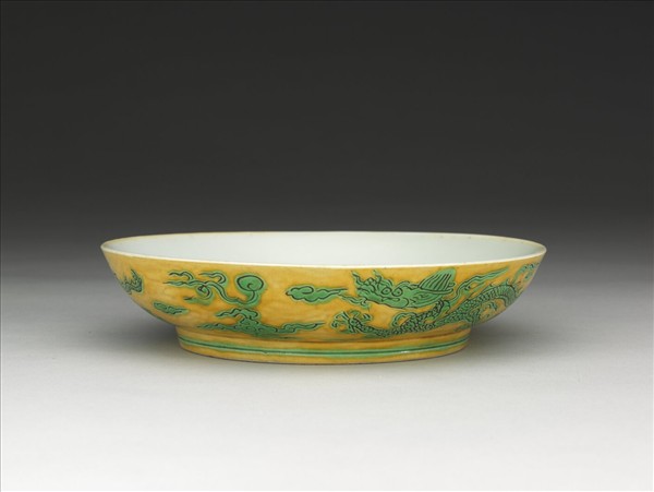 嬌黃綠彩雙龍戲珠紋盤