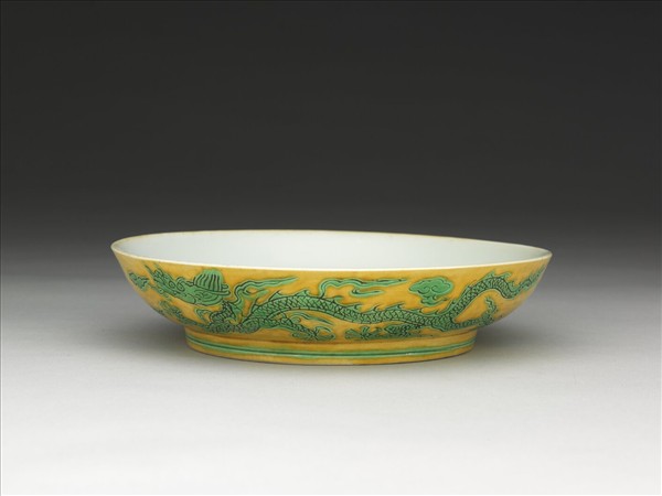 嬌黃綠彩雙龍戲珠紋盤