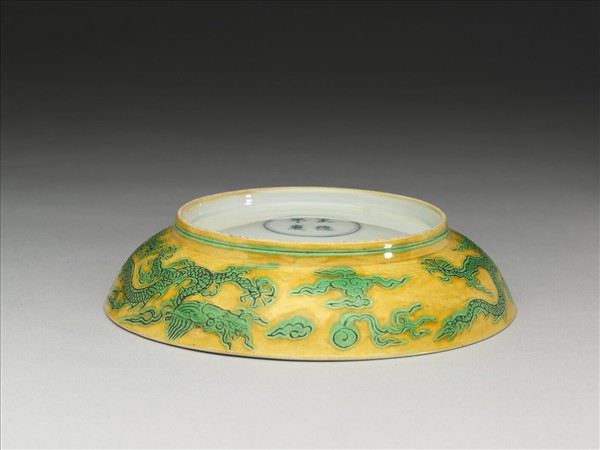 嬌黃綠彩雙龍戲珠紋盤