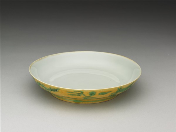 嬌黃綠彩雙龍戲珠紋盤