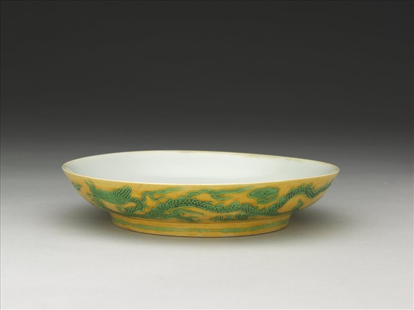 嬌黃綠彩雙龍戲珠紋盤