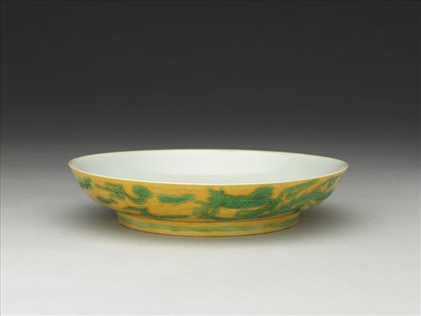 嬌黃綠彩雙龍戲珠紋盤