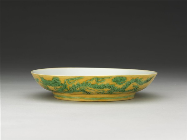 嬌黃綠彩雙龍戲珠紋盤