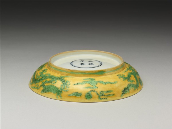 嬌黃綠彩雙龍戲珠紋盤