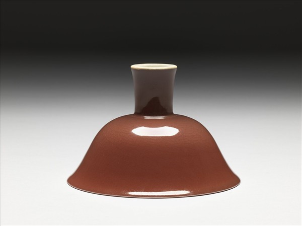 紅釉暗龍紋高足碗