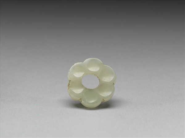 玉六瓣花形飾件