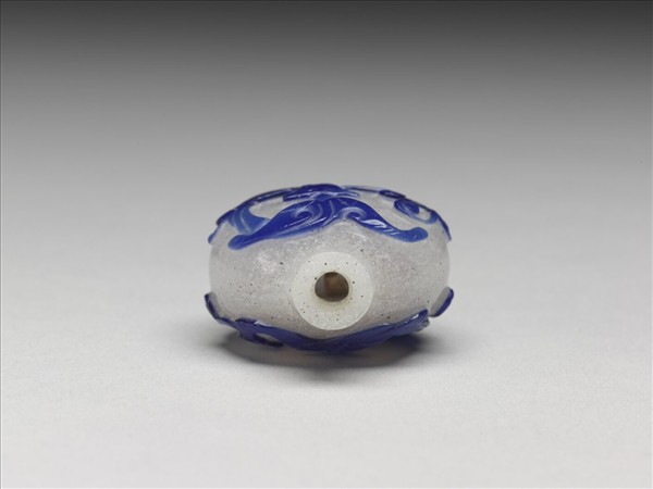 霏雪地套藍玻璃蟠螭鼻煙壺