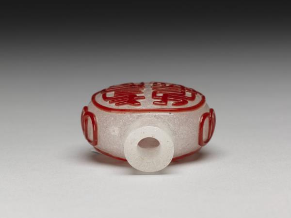 霏雪地套紅玻璃篆字鼻煙壺