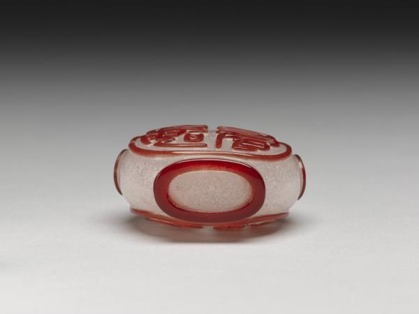霏雪地套紅玻璃篆字鼻煙壺