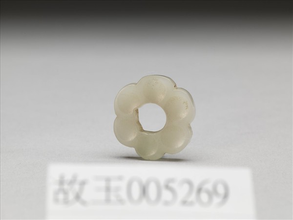 玉六瓣花形飾件