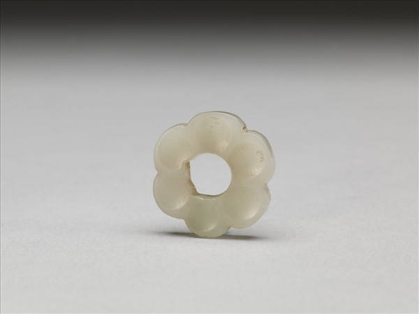 玉六瓣花形飾件