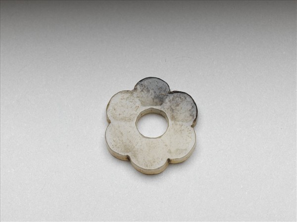 玉六瓣花形飾件