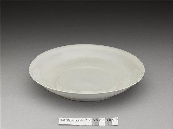 白釉錐拱龍紋盤