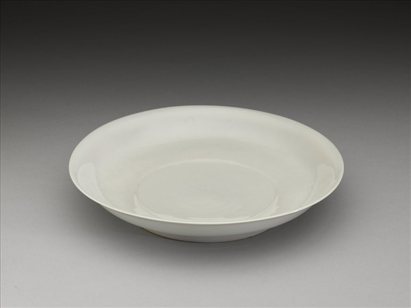 白釉錐拱龍紋盤