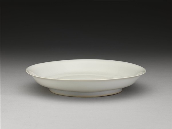 白釉錐拱龍紋盤