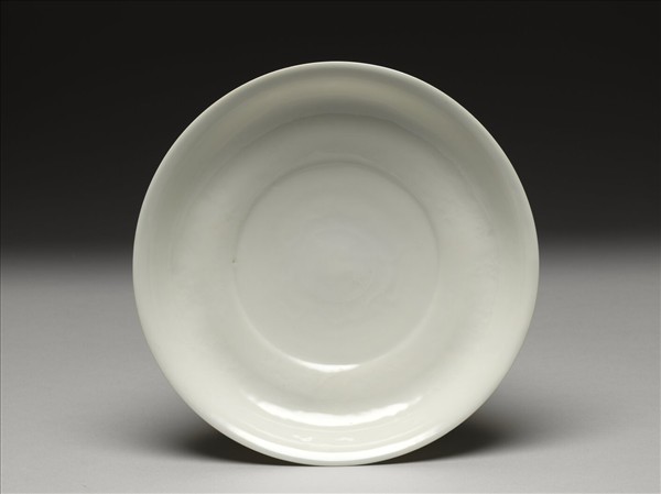 白釉錐拱龍紋盤