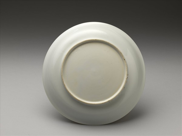 白釉錐拱龍紋盤