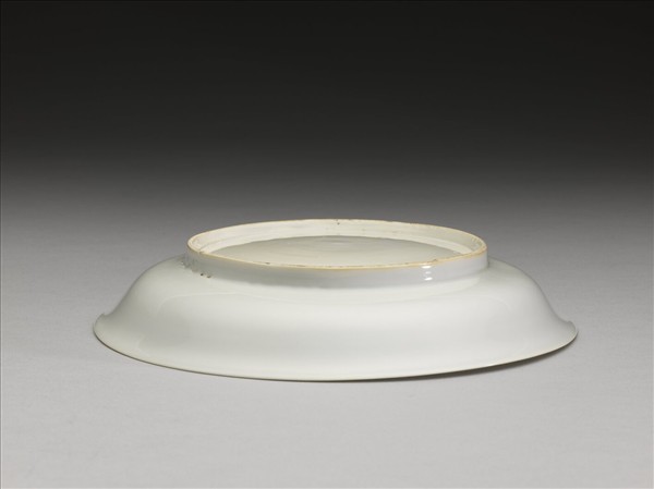 白釉錐拱龍紋盤