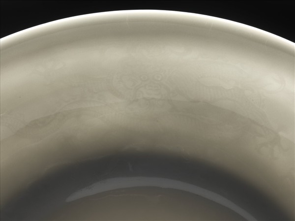 白釉錐拱龍紋盤