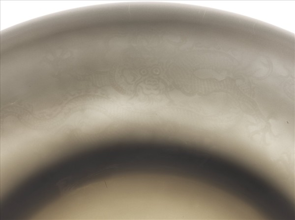 白釉錐拱龍紋盤