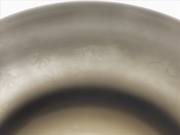 白釉錐拱龍紋盤