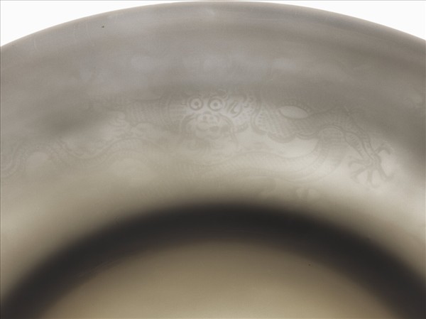 白釉錐拱龍紋盤