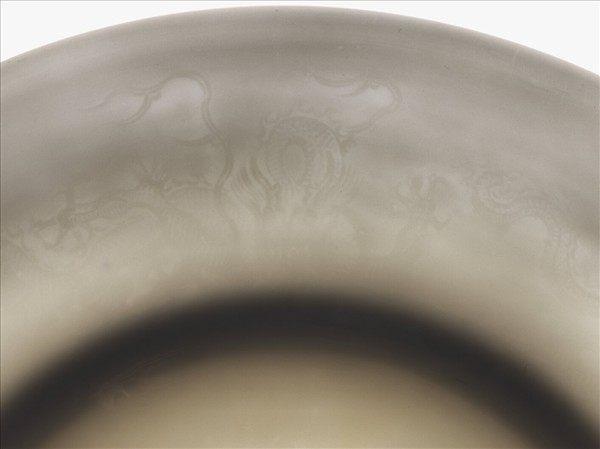 白釉錐拱龍紋盤