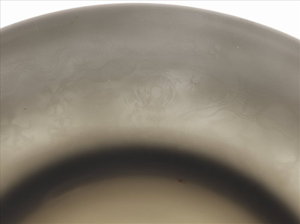 白釉錐拱龍紋盤