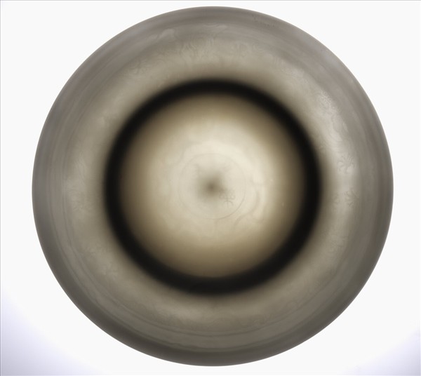 白釉錐拱龍紋盤