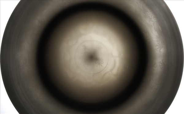 白釉錐拱龍紋盤