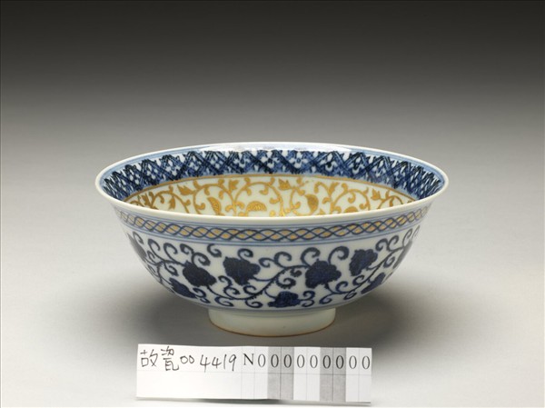 青花蓮塘紋金彩碗