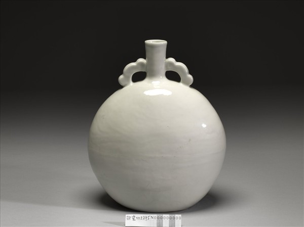 甜白釉如意耳扁壺
