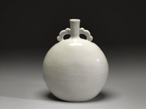 甜白釉如意耳扁壺