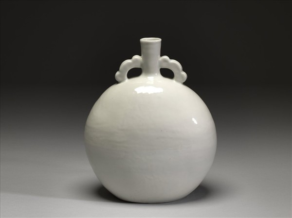 甜白釉如意耳扁壺