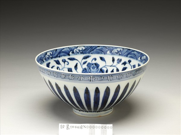青花蓮瓣四季花卉紋蓮子碗